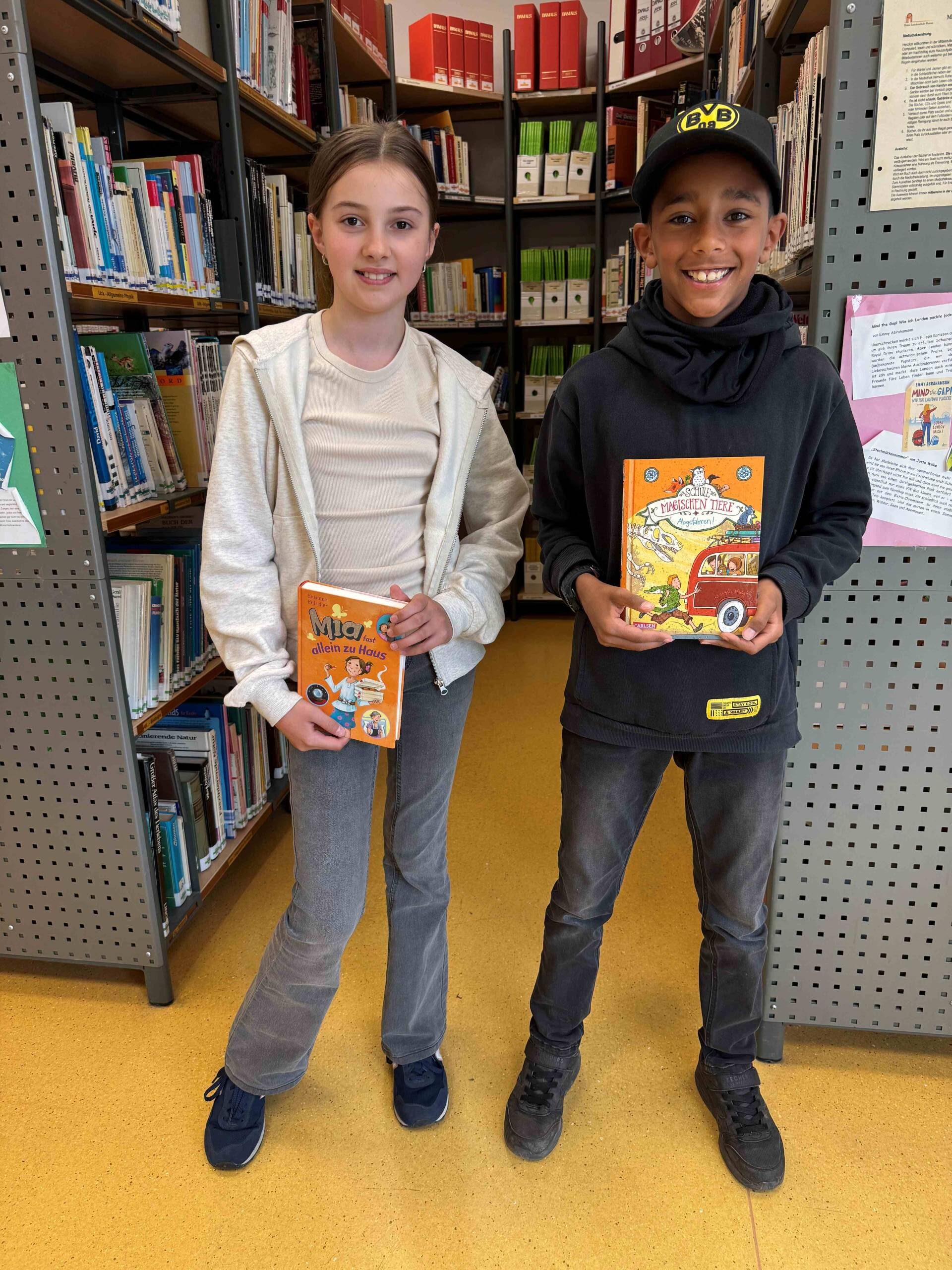 Foto: Leyla Fantin (5G) und Jakob Rüffin (5B) gewannen den Vorlesewettbewerb der fünften Klassen an der HOLA.