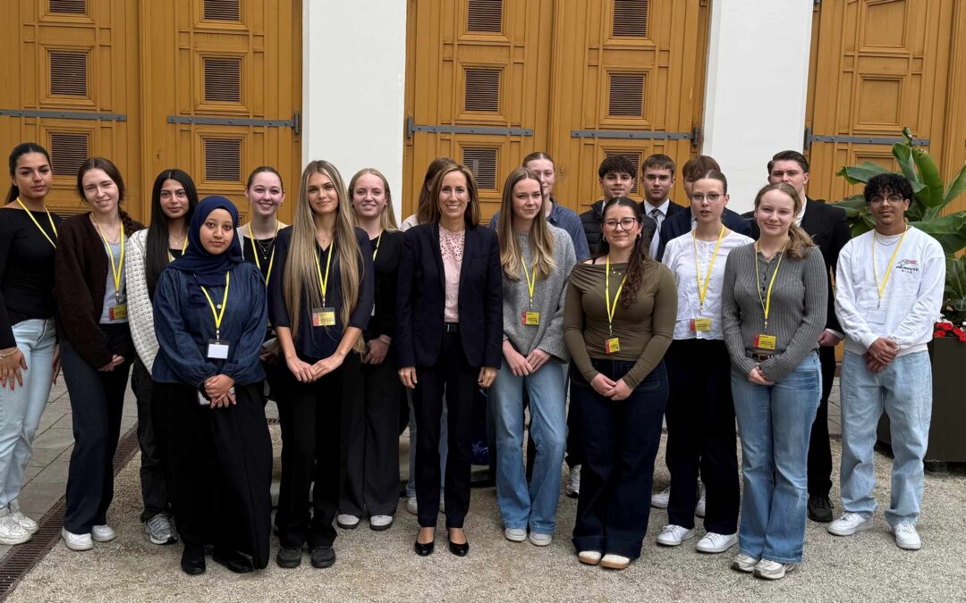 Foto: Der PoWi-Grundkurs der Q2 besuchte den Hessischen Landtag (Foto aus dem Hof des Landtags). In der Bildmitte: Frau Astrid Wallmann, die Landtagspräsidentin.