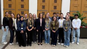 Foto: Der PoWi-Grundkurs der Q2 besuchte den Hessischen Landtag (Foto aus dem Hof des Landtags). In der Bildmitte: Frau Astrid Wallmann, die Landtagspräsidentin.