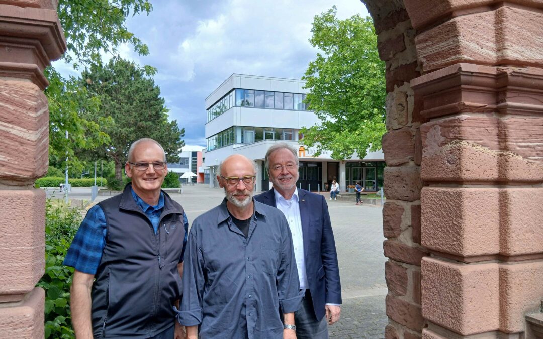 Foto: Hermann Trusheim am Tag seiner Verabschiedung in den Ruhestand vor der Hohen Landesschule. Von links nach rechts auf dem Foto: Schulleiter Martin Göbler, Hermann Trusheim, Kirchenreferatsleiter Bildung Dr. Michael Dohrs