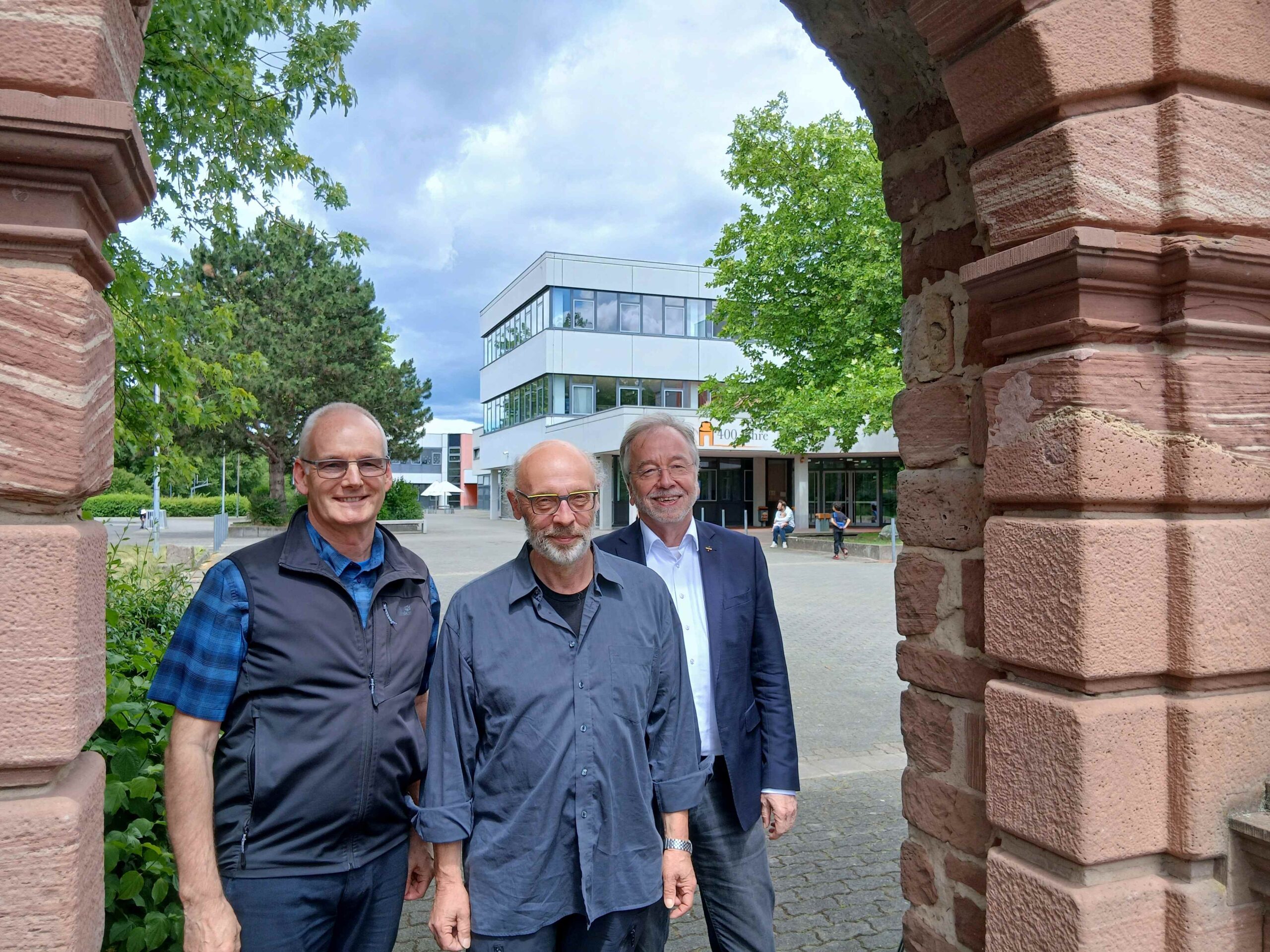 Foto: Hermann Trusheim am Tag seiner Verabschiedung in den Ruhestand vor der Hohen Landesschule. Von links nach rechts auf dem Foto: Schulleiter Martin Göbler, Hermann Trusheim, Kirchenreferatsleiter Bildung Dr. Michael Dohrs