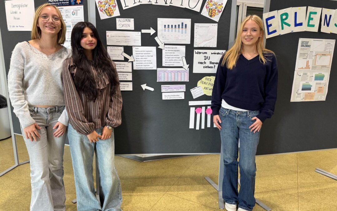 Foto: Kati Schneider, Zanib Faraz und Lena Schneider gestalteten einen Teil des Hanauer Ausstellungsabschnitts.