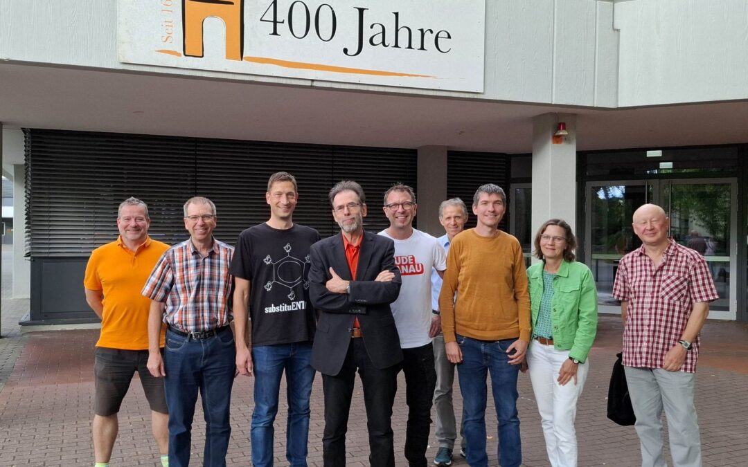 Foto: Gerhard Lux mit Teilnehmenden am Vortrag „Klimawandel 4.0 – ein Update“ der hessischen Jugend forscht-Landesjury