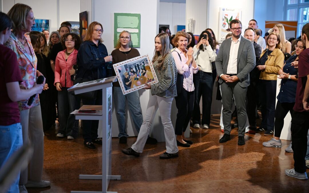 Auf beiden Bildern ist die Preisträgerin der HOLA Anastasia Dombrowski (aktuell E1) zu sehen. Auf einem Foto ist auch Milena Kuziola (Q3) zu sehen, die als Preisträgerin des letzten Jahres Mitglied der diesjährigen Jury war und die Urkunde überreichte.