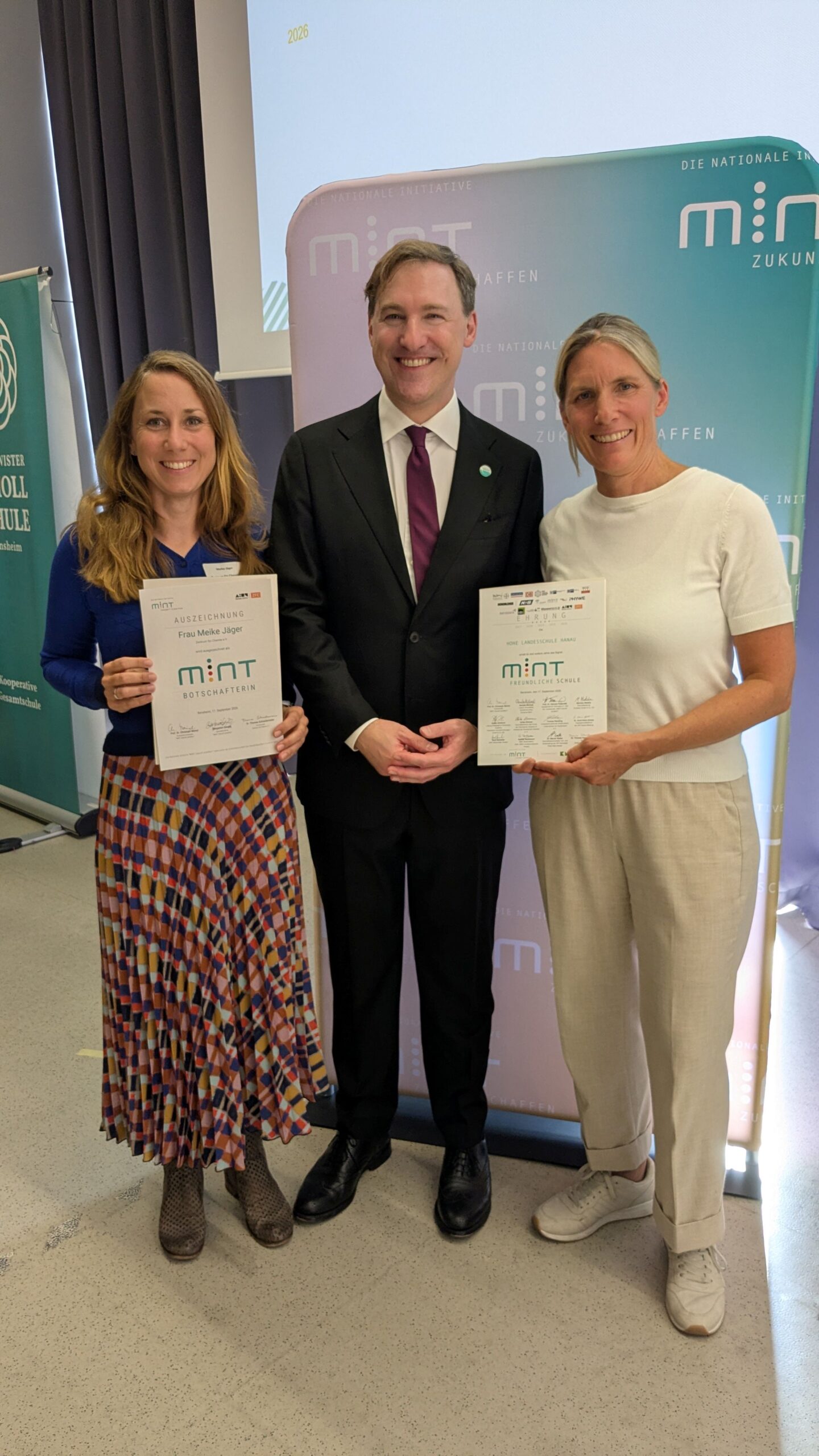 Foto, von links nach rechts: Meike Jäger, Benjamin Gesing (Geschäftsführer von MINT Zukunft e. V.), Swantje Stein-Hellmann (Bildquelle: Zentrum für Chemie ZFC)